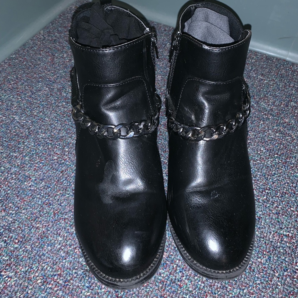 Shoedazzle Black Booties with Chain